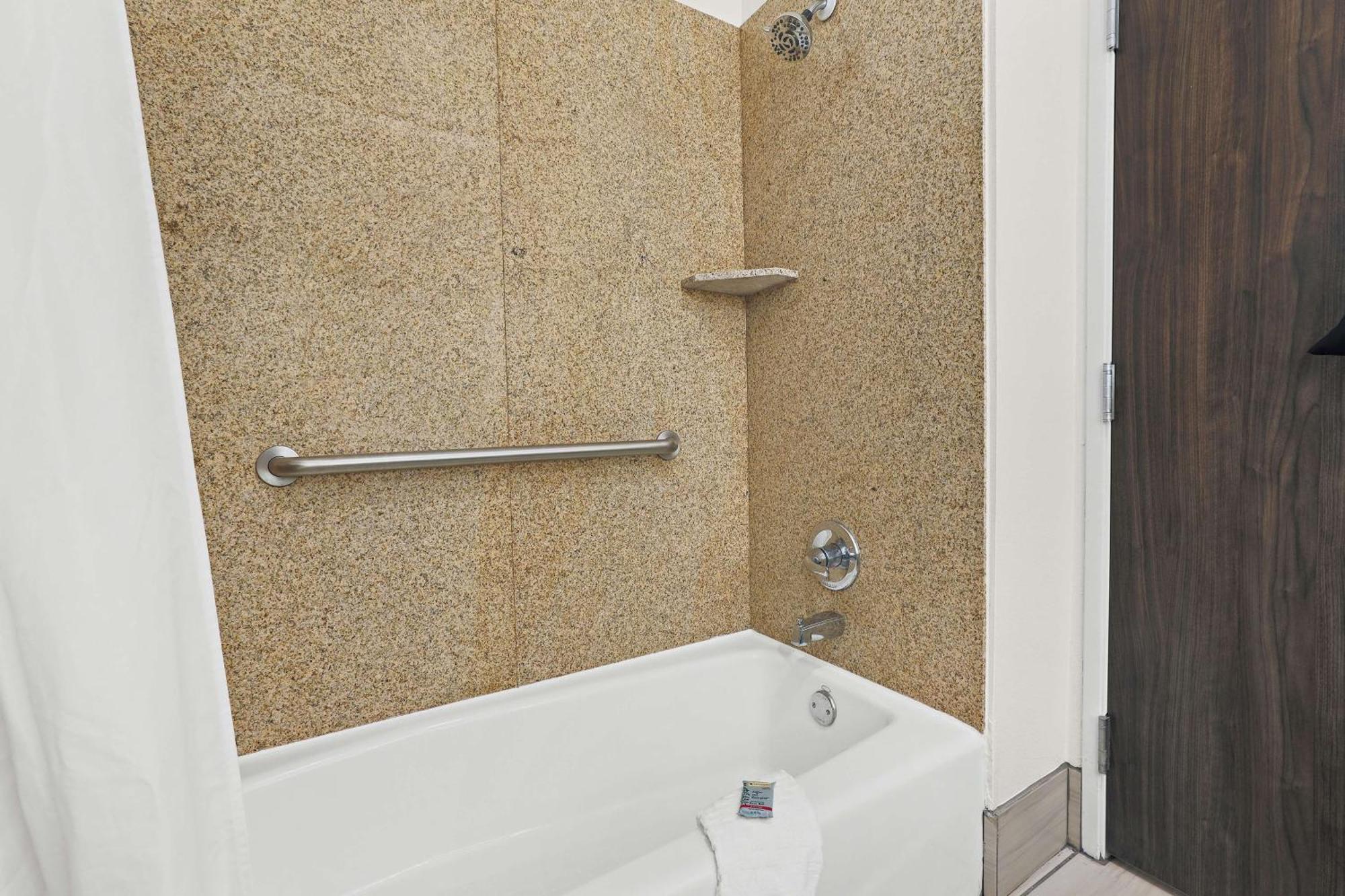 Best Western Iowa - Lake Charles East Bagian luar foto